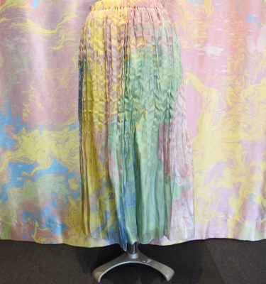 サテンプリーツスカート