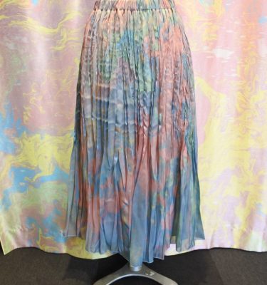 サテンプリーツスカート