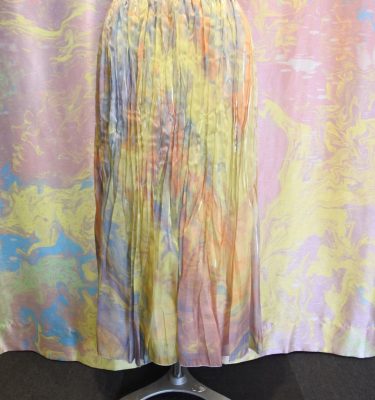 サテンプリーツスカート